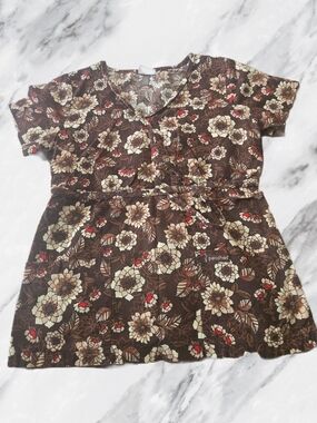 Peaches Floral Scrub Top in Brown and Cream With Pockets